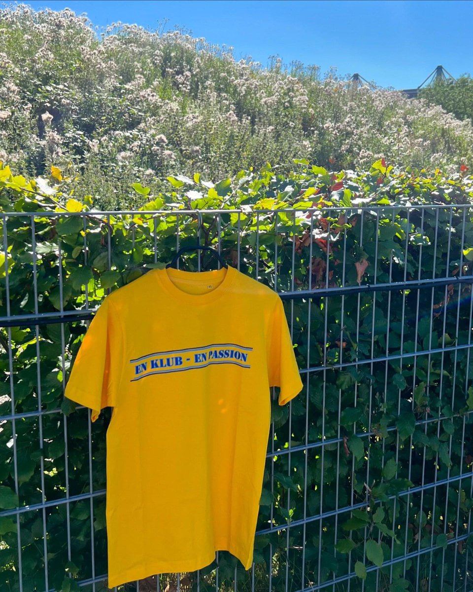 brondbysupport's tweet photo. Endelig starter sæsonen igen, i den anledning har vi fået lidt nyt merch på hylderne!  💛 
Når turen i morgen går til Viborg, har vi pakket lidt af det nye merch med. 

Det er begrænset størrelser vi har med i morgen, men alt kan købes online!! 🙌🏼 #bifsup https://t.co/k05OBTRWe2