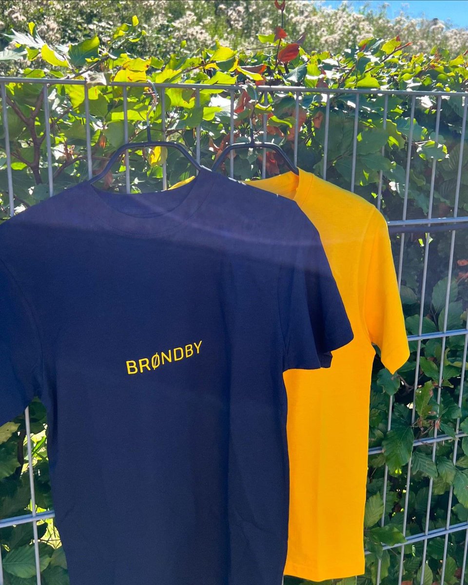 brondbysupport's tweet photo. Endelig starter sæsonen igen, i den anledning har vi fået lidt nyt merch på hylderne!  💛 
Når turen i morgen går til Viborg, har vi pakket lidt af det nye merch med. 

Det er begrænset størrelser vi har med i morgen, men alt kan købes online!! 🙌🏼 #bifsup https://t.co/k05OBTRWe2