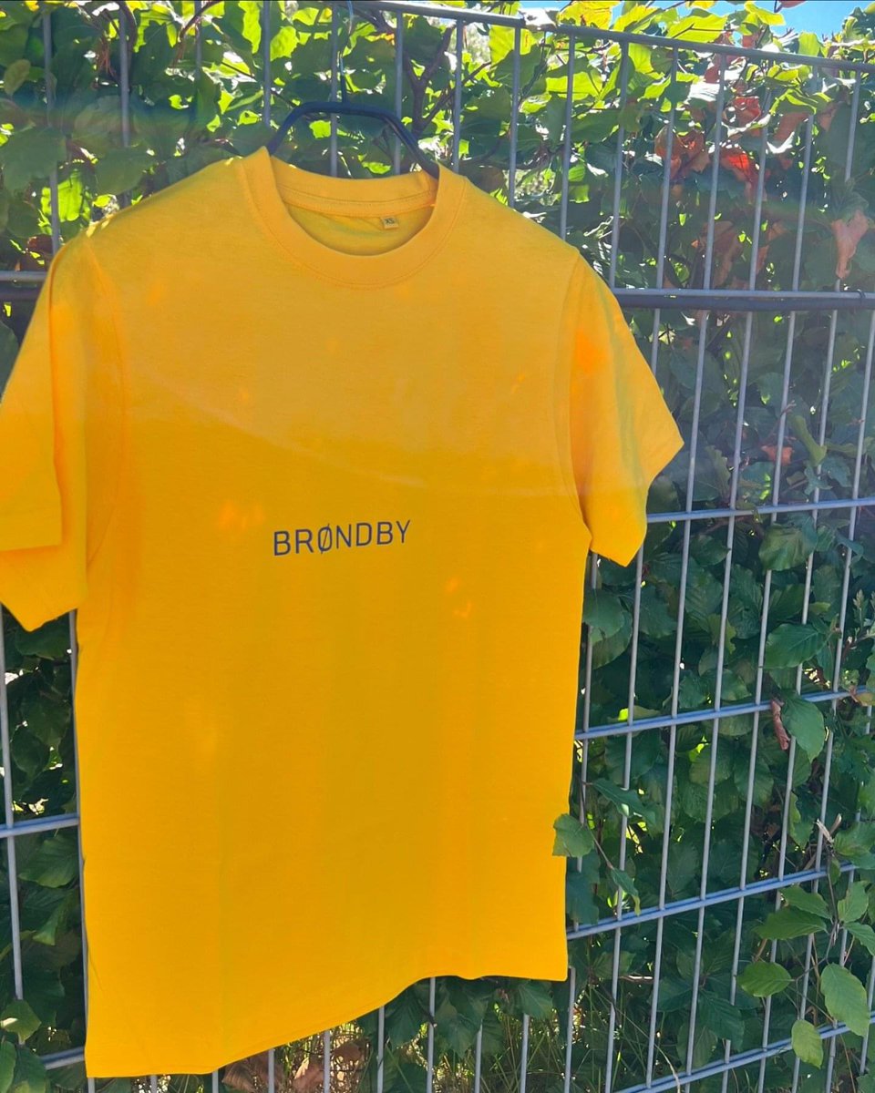 brondbysupport's tweet photo. Endelig starter sæsonen igen, i den anledning har vi fået lidt nyt merch på hylderne!  💛 
Når turen i morgen går til Viborg, har vi pakket lidt af det nye merch med. 

Det er begrænset størrelser vi har med i morgen, men alt kan købes online!! 🙌🏼 #bifsup https://t.co/k05OBTRWe2