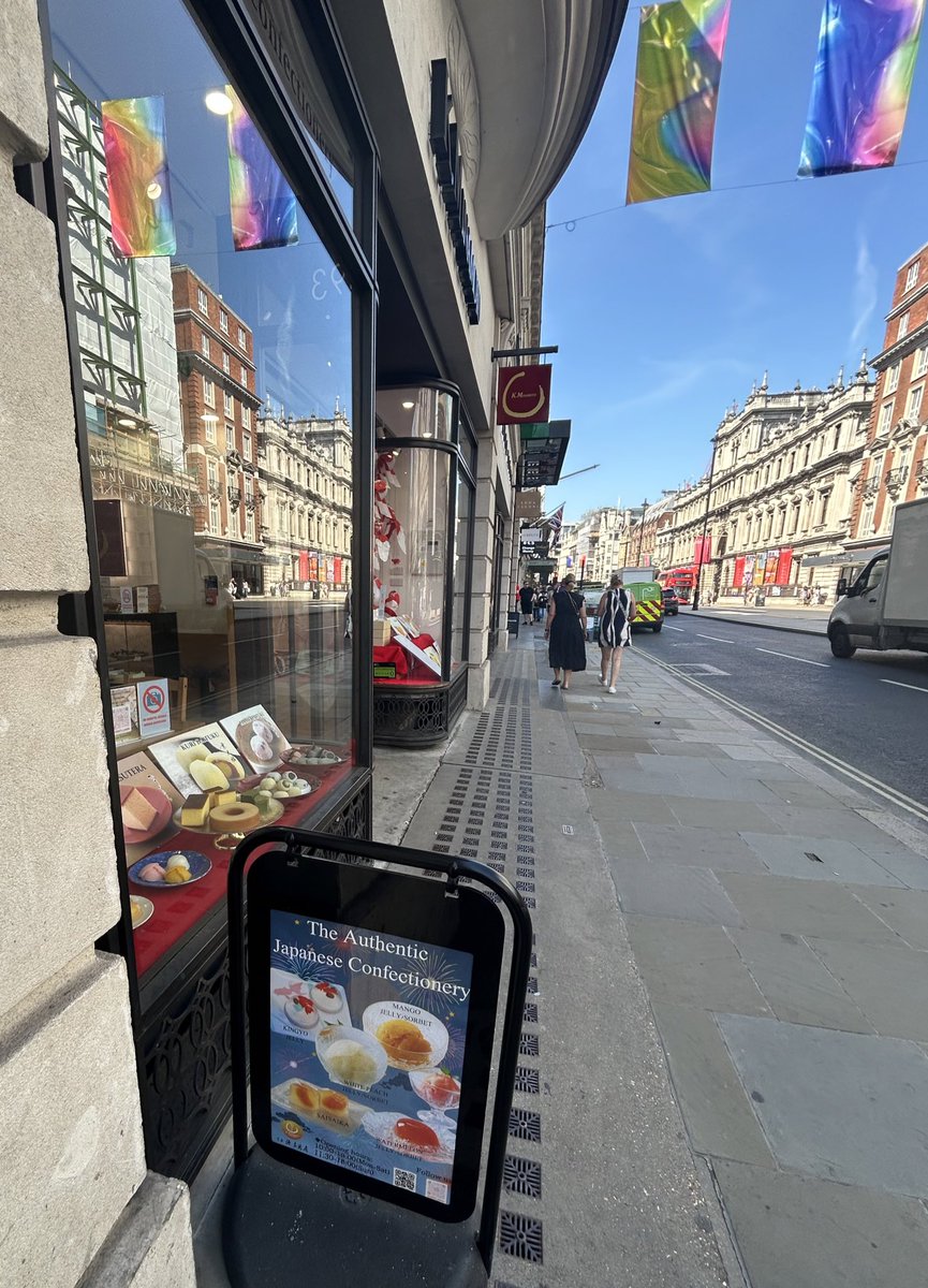 「在英邦人の心の友・源吉兆庵。いつも店頭ディスプレイが素敵。今は金魚で夏テイスト満」|𝖸𝗈 𝖮𝗄𝖺𝖽𝖺のイラスト