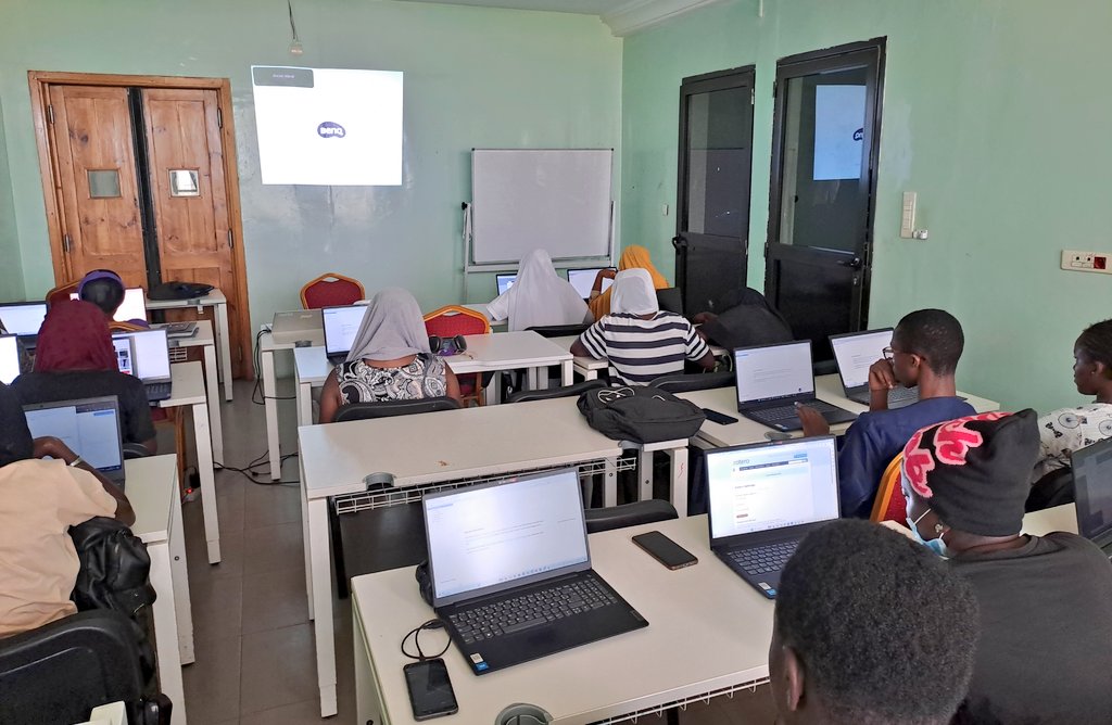 azoubig's tweet photo. Dernier jour de mon cours de #RechercheDocumentaire pour les étudiants en Licence en #génétique #moléculaire (plus de filles que de garçons) à l'UNCHK.
Cette nouvelle année en tant que passeur de connaissances a été particulièrement enrichissante.
Nous avons abordé l'introduction à la recherche documentaire, visant à familiariser les étudiants avec les concepts de base et l'importance de cette compétence dans leurs études et recherches futures.
Ensuite, nous avons exploré les préalables indispensables à une recherche documentaire efficace. Cela inclut l'élaboration d'une question de recherche claire et précise, l'identification des sources d'information pertinentes, et la compréhension des critères de sélection et d'évaluation des sources.
La méthodologie de recherche a constitué une autre étape clé du cours. Nous avons détaillé les différentes étapes du processus de recherche, allant de la formulation de la problématique à la rédaction d'un plan de recherche. Les étudiants ont appris à élaborer des stratégies de recherche, à utiliser des mots-clés et des opérateurs booléens pour affiner leurs requêtes, et à accéder à des bases de données spécialisées.
Nous avons également consacré une partie significative du cours à l'apprentissage des outils de recherche. Les étudiants ont été initiés à l'utilisation de catalogues en ligne, de bases de données académiques, et de moteurs de recherche spécialisés. Ils ont pu pratiquer l'utilisation de ces outils pour trouver des articles scientifiques, des thèses, et d'autres documents pertinents à leurs travaux.
Enfin, la gestion des références bibliographiques a été abordée à travers l'utilisation de l'outil Zotero (ma partie favorite du cours). Les étudiants ont appris à collecter, organiser et citer leurs sources de manière rigoureuse. #Zotero leur a permis de gérer facilement leurs références et de générer des bibliographies conformes aux normes académiques.
Ravi d'avoir accompagnés ces étudiants dans le développement de leurs compétences en recherche documentaire.
J'espère que les acquis de ce cours leur seront précieuses dans la poursuite de leurs études et de leurs carrières scientifiques et professionnelles.