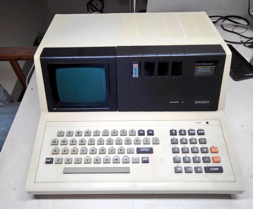r*o様 CASIO FX-9000P パーソナルコンピュータ カシオFX-9000Pだよ。FX型番の異端児というか、とにかく個性的なコです