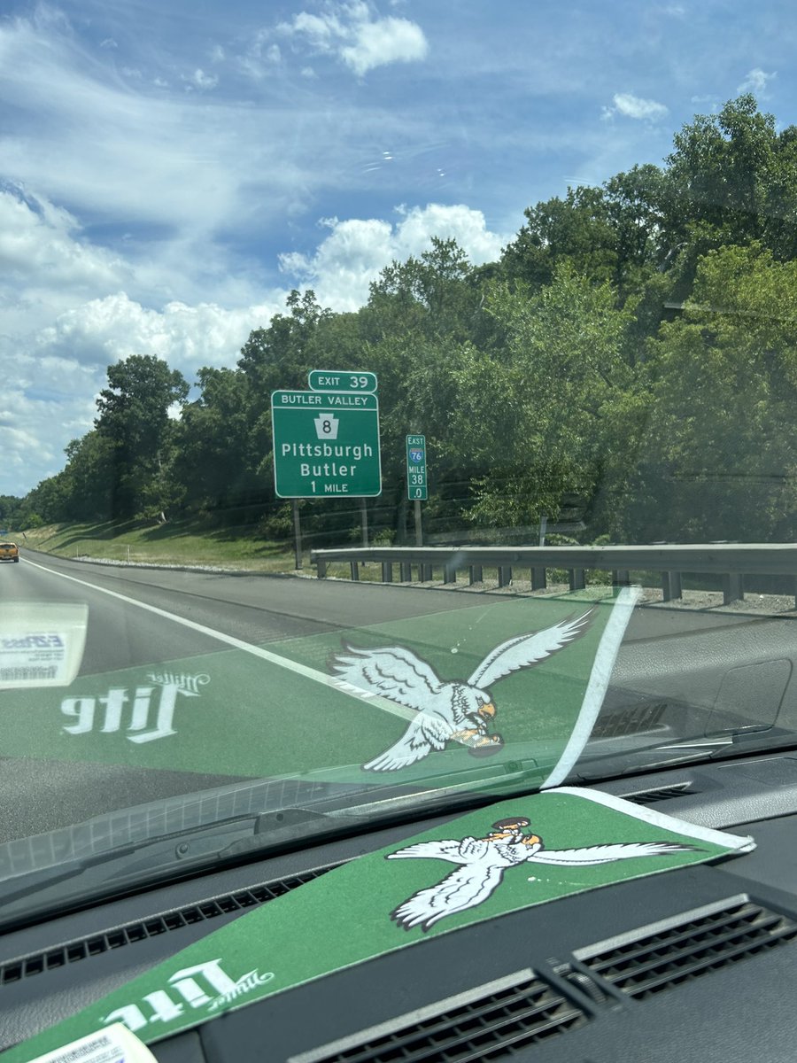 ChrisNieves610's tweet photo. Got a magnifying glass a long brown trench coat and some weed call me Inspector Ganja Iโll find out what happened more details soon #UglyAssEaglesFlag #NotMyCar https://t.co/77GTttF1fN