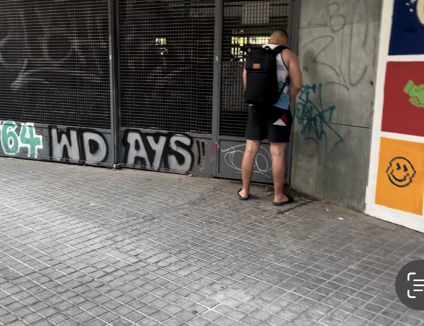 manel_torres's tweet photo. se’ns pixen sense metàfora #noesturismofobiaesvecinofilia #ciutatvella #Barcelona @BarcelonaInfoES https://t.co/mYOPIm3OYR