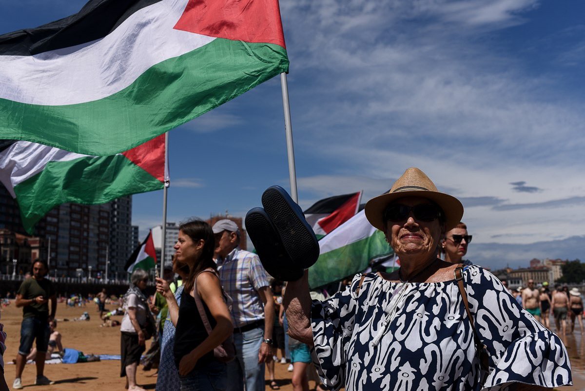 AstconPalestina's tweet photo. Hace 10 años, 4 niños de la familia Baker fueron asesinados en la playa de Gaza mientras jugaban al fútbol. Un ataque de la aviación de 🇮🇱 acabo con sus cortas vidas. Del mismo modo que llevan haciendo durante los últimos 10 meses
📸 Daniela Cohen https://t.co/jed65odq1R