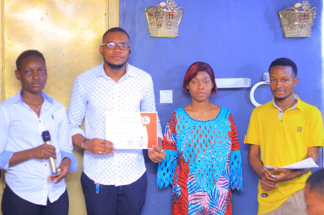 Mike_ange01's tweet photo. "La formation est l'essence de tout succès." Remise du certificat de la formation en #AnimationÉvènementielle un grand honneur de participer à cette session, faire de cette passion une expérience professionnelle, "Maître de cérémonies #MC" de toutes vos événements... https://t.co/B47bXYc4hI