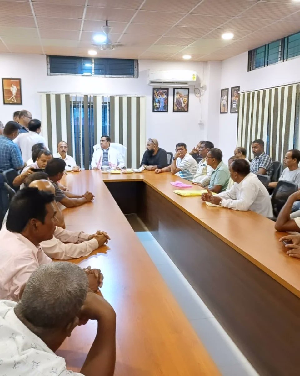 mriganka_dr's tweet photo. Marathon meeting ..that's @jayanta_malla  ..
* with OBB teachers 
*with management committees of #Bileswar , #Balilecha , #Bhageswari devalayas &amp; Sri Sri #HariMandir ,
* Purbabharati Executive Meeting..
@BJP4Nlb @BJP4Assam https://t.co/O1YXnu8U1N