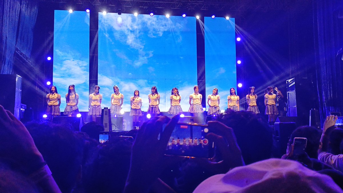 mhmddval_'s tweet photo. terimakasih jkt 48 atas performnya hari ini di pestipalin, makasih juga buat para member
#jkt48newera #Pestipalin https://t.co/hzrJ4yPPob