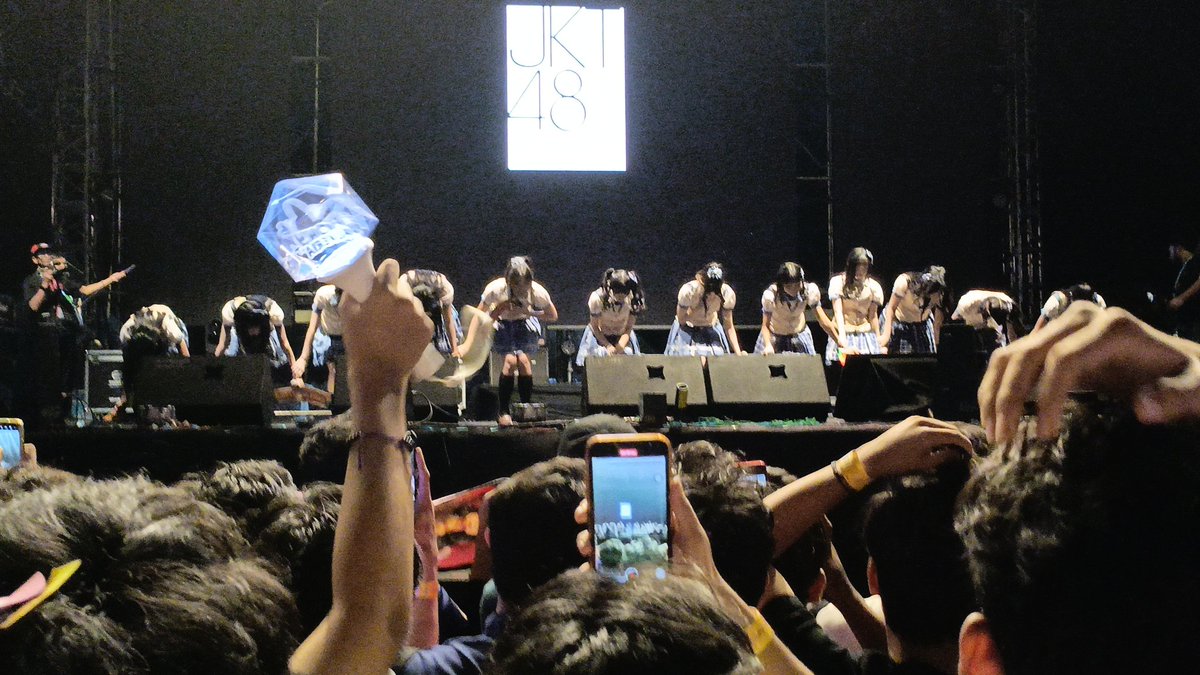 mhmddval_'s tweet photo. terimakasih jkt 48 atas performnya hari ini di pestipalin, makasih juga buat para member
#jkt48newera #Pestipalin https://t.co/hzrJ4yPPob