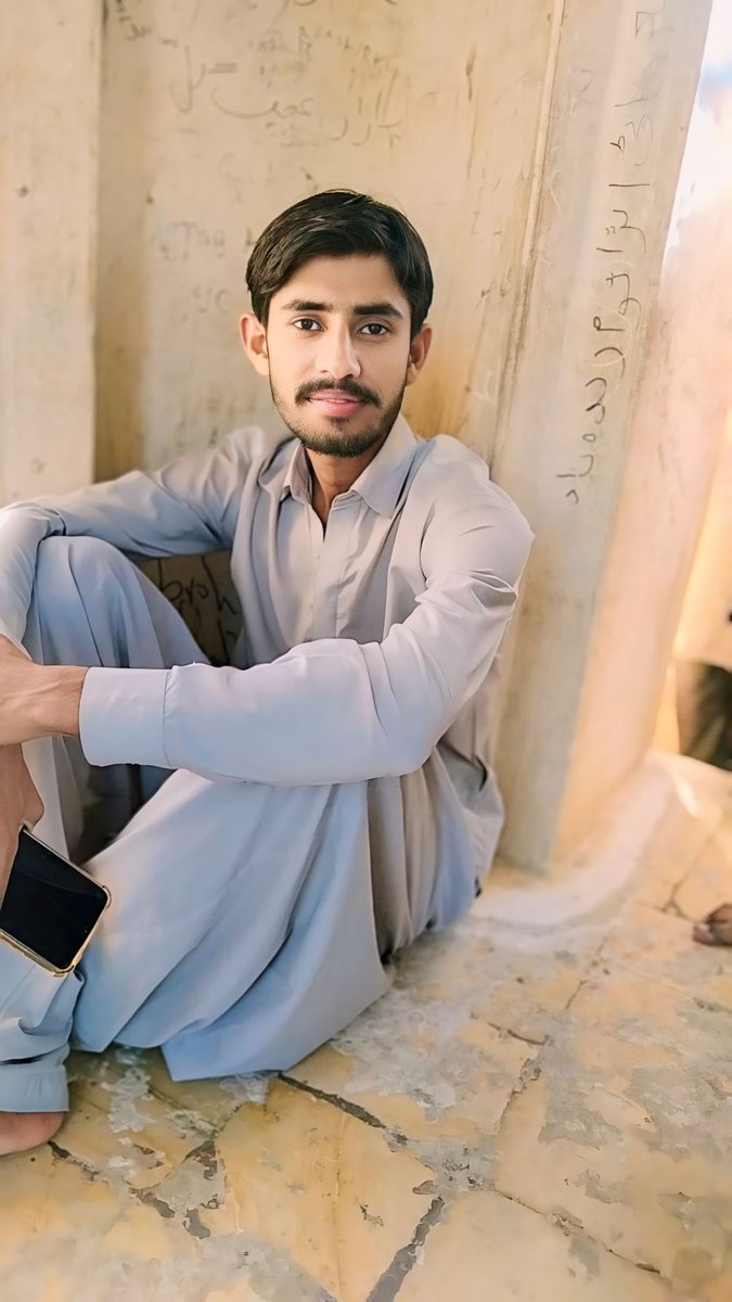 حالات سے دو چار ایک مجبور سا شخص 🍁 
مقروض ہو گیا ____ تیری آرزو کرتے کرتے🍁