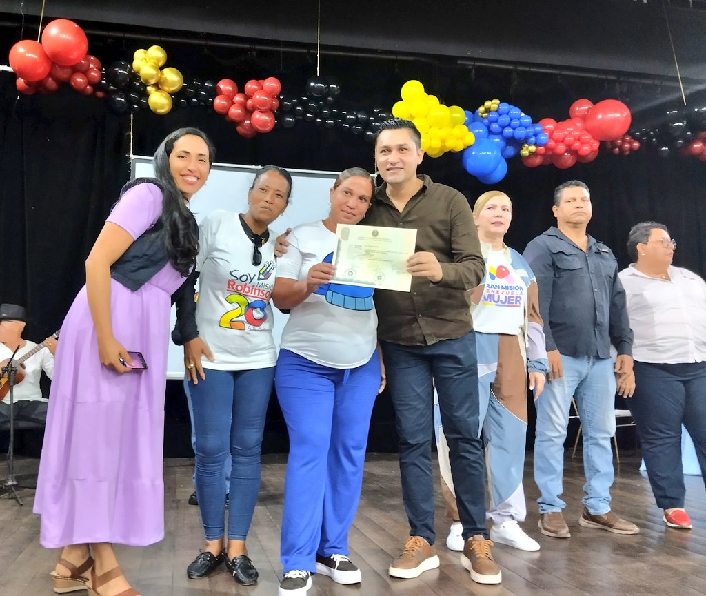 EducacionNvaE's tweet photo. ¡Sí se puede!

En acto enlazado con videoconferencia nacional para entrega de títulos de bachiller y certificados @Incesocialista, 325 mujeres alcanzan metas y se empoderan. 
Es la Gran Misión Venezuela Mujer.

#VenezuelaPintaBonito

@NicolasMaduro
@MPPEDUCACION
@_LaAvanzadora https://t.co/m5EKiC7Fl4