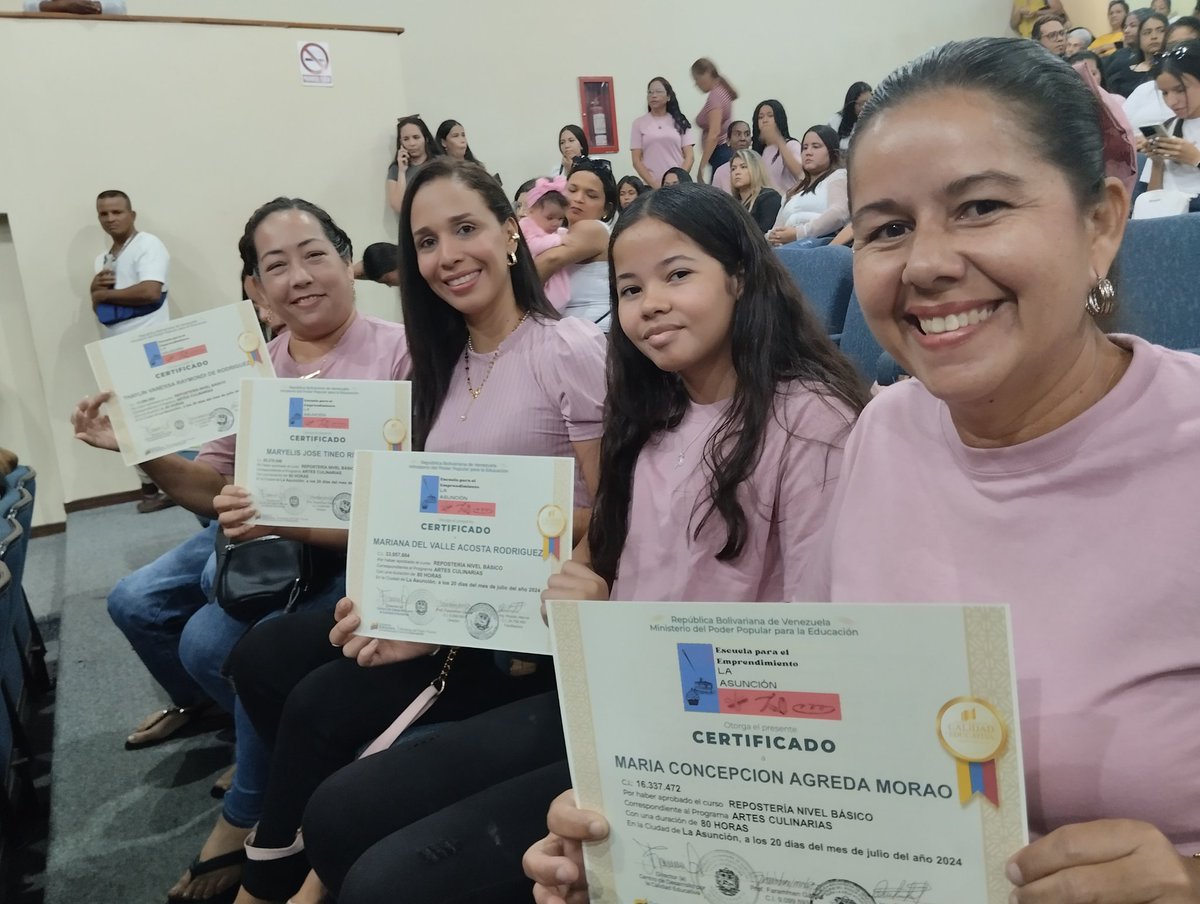 EducacionNvaE's tweet photo. ¡Sí se puede!

En acto enlazado con videoconferencia nacional para entrega de títulos de bachiller y certificados @Incesocialista, 325 mujeres alcanzan metas y se empoderan. 
Es la Gran Misión Venezuela Mujer.

#VenezuelaPintaBonito

@NicolasMaduro
@MPPEDUCACION
@_LaAvanzadora https://t.co/m5EKiC7Fl4