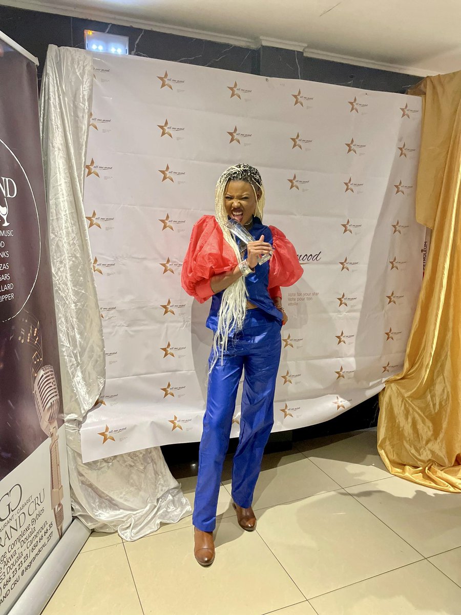 Moonnkoko's tweet photo. C’est avec une immense joie dans le cœur que j’ai reçu le prix du meilleur mannequin podium féminin 2024 au @allonemoodaward longue carrière a moi et merci a ceux qui m’ont soutenu jusqu’ici 🌟🫶🏻 https://t.co/FFghgbcloA