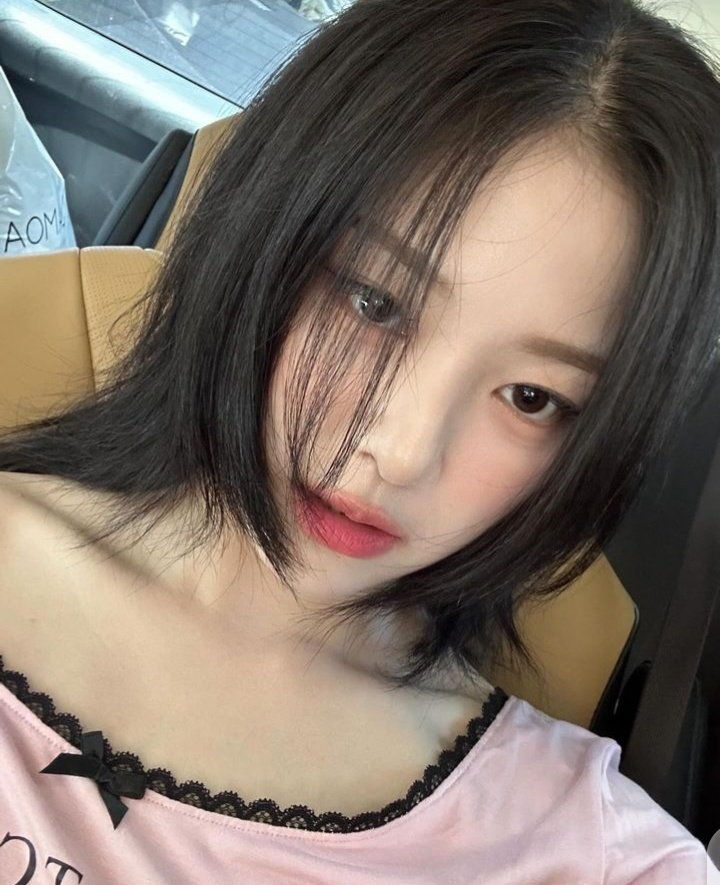 4sehat5chuu's tweet photo. THE ICONIC SHIRT GIRLIEE?? https://t.co/eHfCHsJpb6