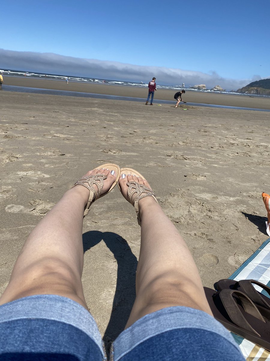TheHeatherNic's tweet photo. You know you’re on the Oregon coast when you’re curled up in a men’s hoodie (stole it from @1689Tribe) but you’re still in shorts because it’s the beach. https://t.co/703juM5pmt