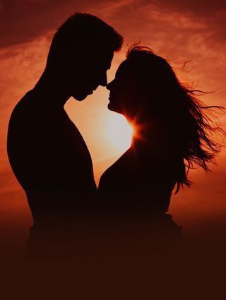 SoniaGama65's tweet photo. Luna roja, me desvela
en el filo de tu boca,
y en la sombra se revela
el misterio que provoca.
Aroma de azahar,
vuela
desde mi piel a tu pecho
y cada pétalo enreda
el sueño que echo
del amor que me atormenta
#Poesía #VersosDeAmor #amor #Sentimientos #YoMisma https://t.co/ALw7vHWmpb