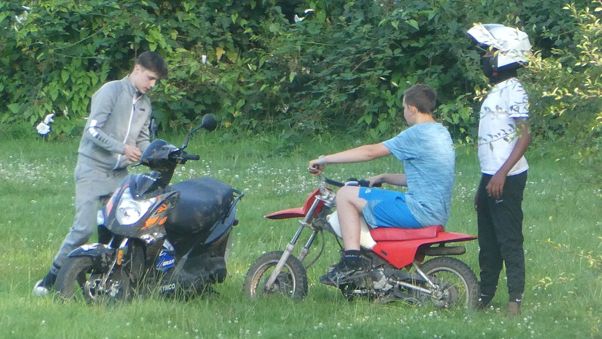 BarnfieldBikes's tweet photo. The black Kymco moped (reg GK72 XNY) & his mate on the red & white petrol bike come back to cause more of a nuisance at 5:55pm on Saturday. @KentPoliceMed @medway_council @MedwayCSP. Action is needed @cllrtrisosborne @vincemaple #antisocial #beatteam #MedwayTaskForce #Medway https://t.co/5veq5IWyyI