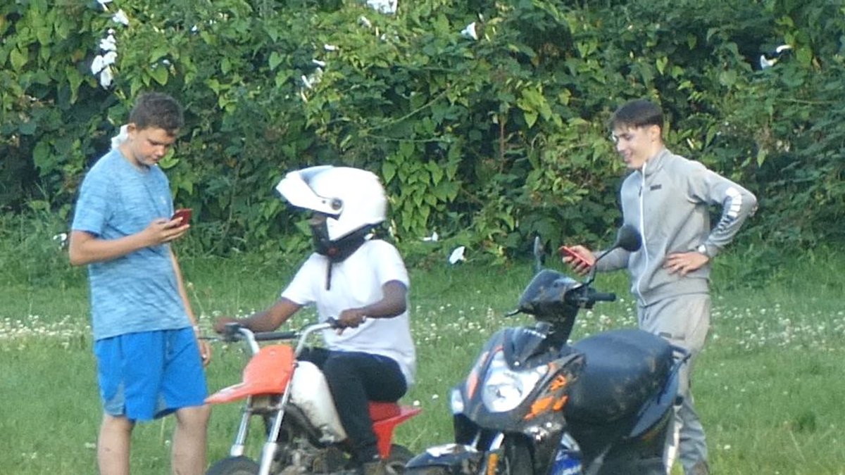 BarnfieldBikes's tweet photo. The black Kymco moped (reg GK72 XNY) & his mate on the red & white petrol bike come back to cause more of a nuisance at 5:55pm on Saturday. @KentPoliceMed @medway_council @MedwayCSP. Action is needed @cllrtrisosborne @vincemaple #antisocial #beatteam #MedwayTaskForce #Medway https://t.co/5veq5IWyyI