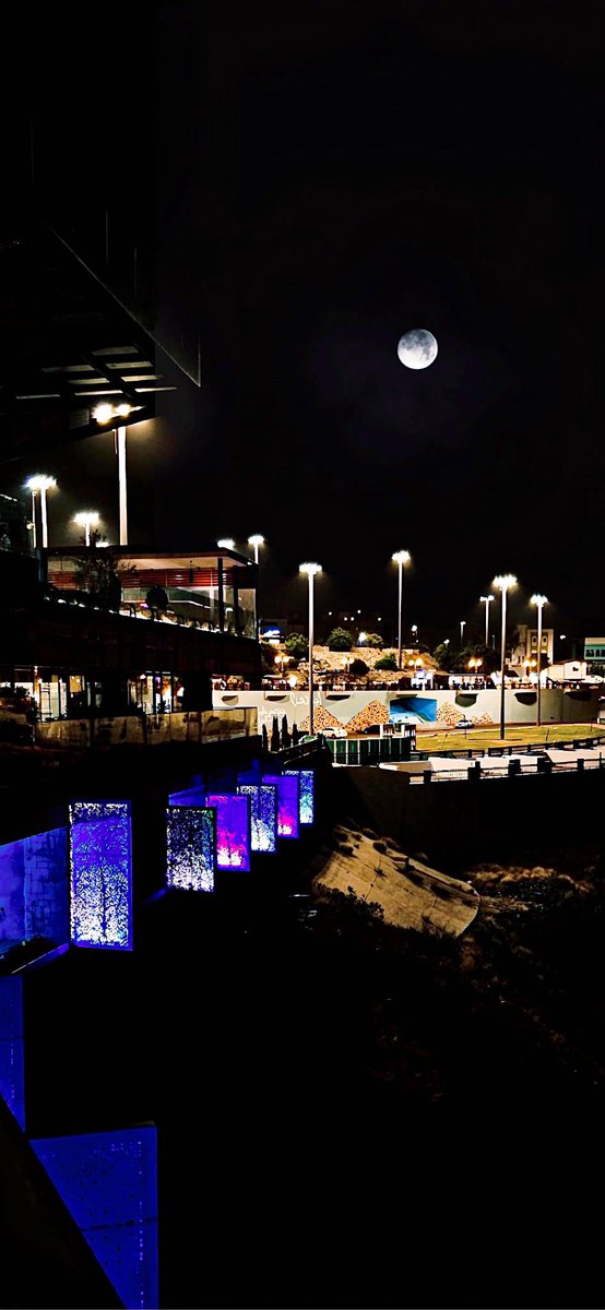 نور وجهك لا تشعشع فـ الظلام الحالك ،
أغتشى فـ الكون كلـه نـور من تنويرك ..

 #قمر_الليله