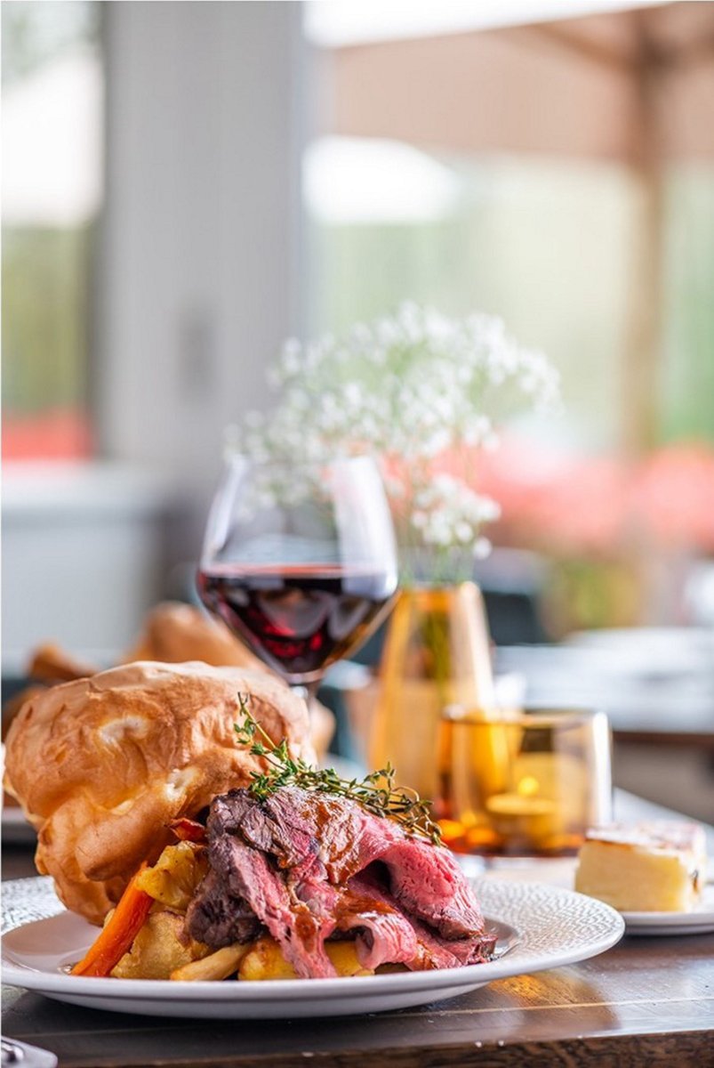 🍗Nothing beats a classic Sunday roast with all the trimmings! Gathering whit loved ones,sharing laughs, and savouring every delicious bite. What's your favorite part of a Sunday roast?#SundayRoast#FamailyTime#DeliciousSunday#PcpCountryPubs
