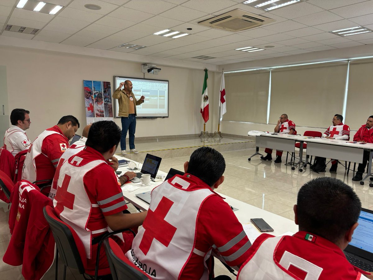 CICR_DRMX's tweet photo. 🔻 Nos reunimos con 15 referentes estatales del programa de Restablecimiento de Contactos Familiares de @CruzRoja_MX y el #CICR para capacitarlos y seguir fortaleciendo nuestra respuesta humanitaria.

#SeguimosEnMovimiento https://t.co/6YPJr0JlL5