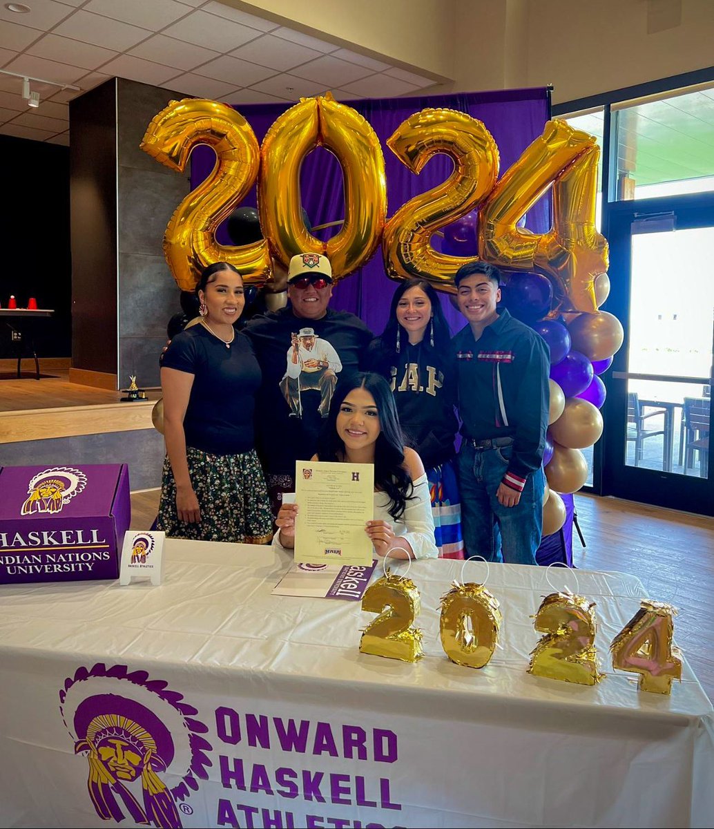 ndnsports's tweet image. Congratulations to Anthena Lee (Tachi Youkut/Northern Ute), out of Prairie View High School in Colorado, who signed her letter of intent to continue her education and softball career this fall at Haskell Indian Nations University in Lawrence Kansas.
#NativePreps #TachiYoukut #Ute