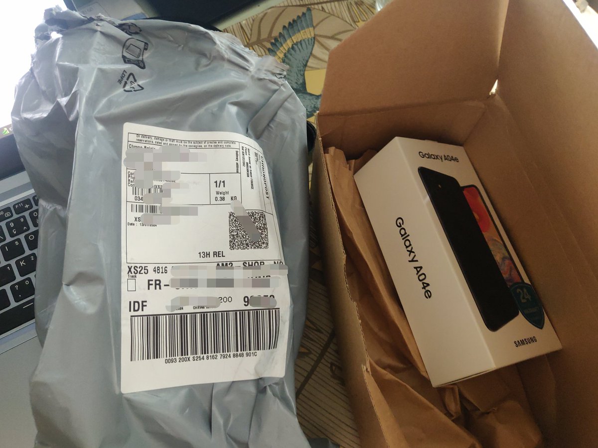 JulieDroo's tweet photo. @Athlete365 @Paris2024 @SamsungMobile Here is what I received after ordering a #flip6 on #samsungshop . And they don't want to send me the phone I paid 900€ ! THINK TWICE https://t.co/kO3nBeDkwJ