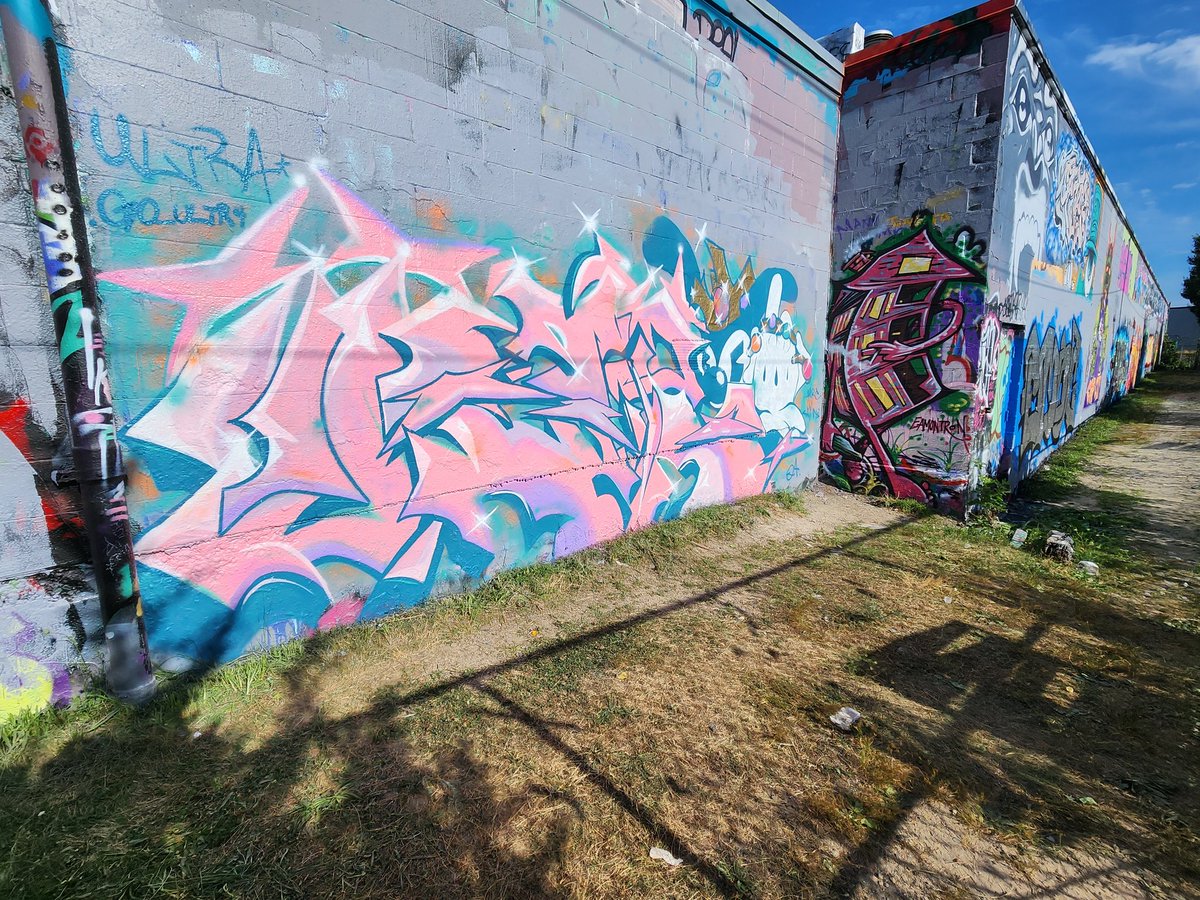 sup4ultr4's tweet photo. TODAYS GRAFFITI! ✨️🙌🏾
TODAY WAS A SPECIAL JAM WHERE WE HAD TO BRING OUT THE BURNERS!
TIME SPENT:12 11 HOURS!
VERY HAPPY TO SPEND THE TIME HANGING OUT WITH SO MANY NEW AND THE OG'S! HERE ARE MY GRAFF FRIENDS GRAFFIT TOO!👇🏾
#graffiti #bombrushcyberfunk #jetsetradio #graffitiart https://t.co/eCgOXzLTDf