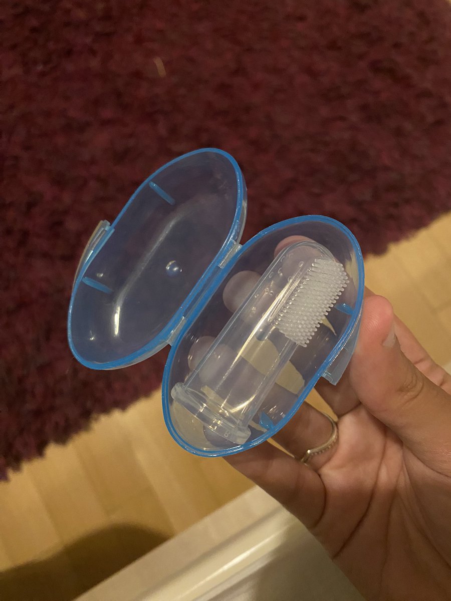 babiknox's tweet photo. Se ao menos o carteiro soubesse que hoje levantou-se da cama pra me entregar uma encomenda de uma escova de dentes para cães… https://t.co/iQK2u5aINK