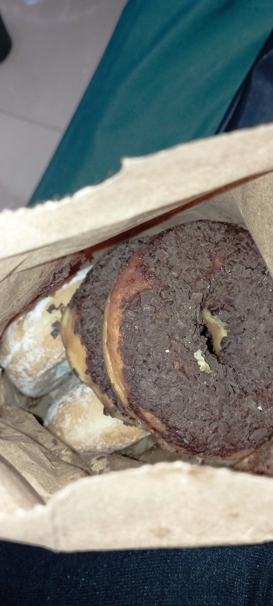 RichHealthyFun's tweet photo. Gue kemarin ngeDM IG nya Tuku karena baristanya salah ngasih pesanan. Jadi di checker bener pesenan gue : bolu wortel, lumpia ayam, schotel tahu. Tapi pas gue buka isinya 2 donat cokelat sama 2 donat kampung. 

Gue dm karena Tuku GBK kan lagi rame yak kasihan kalo sampai backfire banyak yg ketuker pesanannya. 

Terus mrk bales DM gue dan langsung 2 orang ngechat lewat WA nawarin dikirim pengganti. Gue bilang gak usah diganti, ini lebih ke info aja biar mereka lebih teliti soalnya yg ke Tuku GBK tuh banyak first timer juga.

Confirmed dah Tuku kopinya mantap, handling complaintnya juga juara 🙌🙌