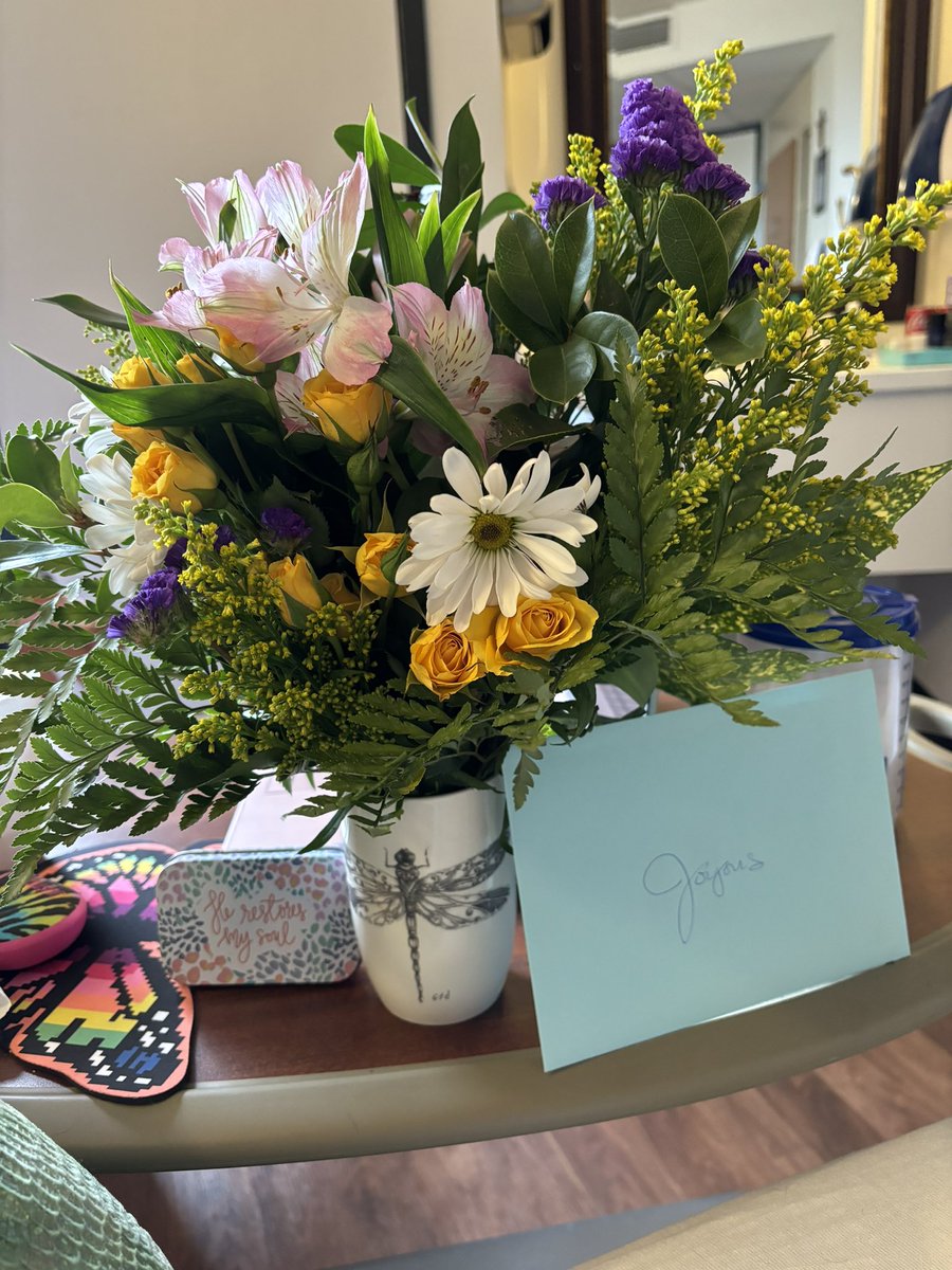 Joyouss0's tweet photo. My sweet oldest sister came to see me. Brought me some beautiful flowers and a lovely card. I made her watch #Clue with me. We were laughing soooo hard 😂 I love that movie! It was a great way to spend my Saturday. #SisterSister #HospitalMode #Flowers #Sweet #Family #Joyous https://t.co/9tQY3DCi1s
