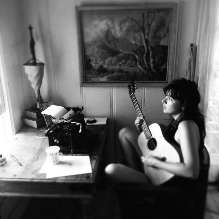 Mi guitarra yo te cedo 
rasga con ella el verso 
descúbrete en tu Universo 
muéstrame a mi tu credo
Despójate de los miedos 
olvida melancolías
busca en la melodía 
el calor de tu deseo
y en las cuerdas el fraseo
de tu preciosa poesía 
#Cuba #poesia