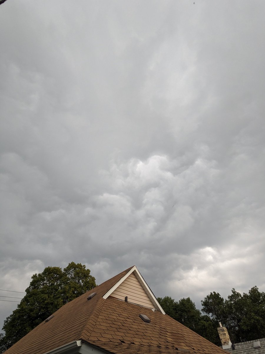 Some serious clouds moving in from the East over Winnipeg. Birds are silent. #mbstorm
