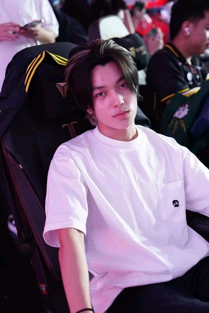 Немного посвящу вас в фд моблы (игра мобайл леджендс) 

Смотрите, это Каири из команды Оник)))))))))) вам не надо играть в моблу, чтобы словить на него краш 

#MLBB #MobileLegends