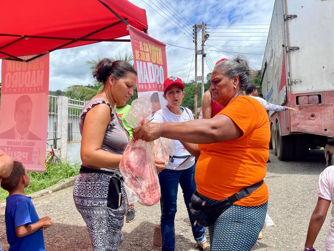 RomeroFelixE's tweet photo. ¡ + PROTECCIÓN PARA EL PUEBLO! 

Gracias al Pdte. Nicolás Maduro, hoy se están beneficiando más de 2.000 Familias en #SanSebastianDeLosReyes con la entrega de combos de proteína animal… 

Solo en revolución se garantiza  el derecho a la alimentación! ♥️🚩

#VenezuelaPintaBonito https://t.co/VgmcRf1awN