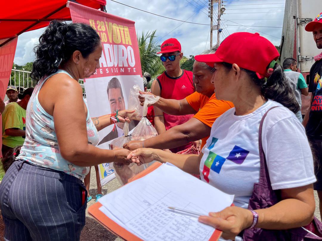 RomeroFelixE's tweet photo. ¡ + PROTECCIÓN PARA EL PUEBLO! 

Gracias al Pdte. Nicolás Maduro, hoy se están beneficiando más de 2.000 Familias en #SanSebastianDeLosReyes con la entrega de combos de proteína animal… 

Solo en revolución se garantiza  el derecho a la alimentación! ♥️🚩

#VenezuelaPintaBonito https://t.co/VgmcRf1awN