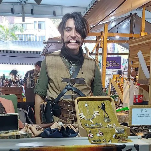 Hoje é dia do amigo, em especial desse amigo aqui da foto. Entre outras coisas, ele ajudou a criar o PodCaverna e nesse momento se dedica a aventuras medievais com elfos, hobbits, bruxas e dragões.

Parabéns <a href="/M_Freze/">Marcus Freze</a> ! Felicidades, muita saúde, vida longa e próspera!