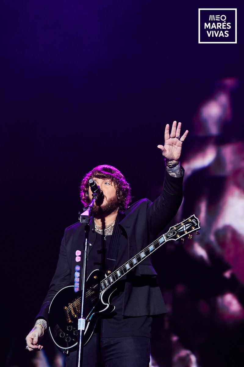 MEOMaresVivas's tweet photo. A voz única do @jamesarthur contagiou o recinto do MMV!😍 Se subisses ao palco, qual era música que escolhias cantar?   #MEOMaresVivas #FestivalMEO #MMV24 https://t.co/XzxqdlKZKd