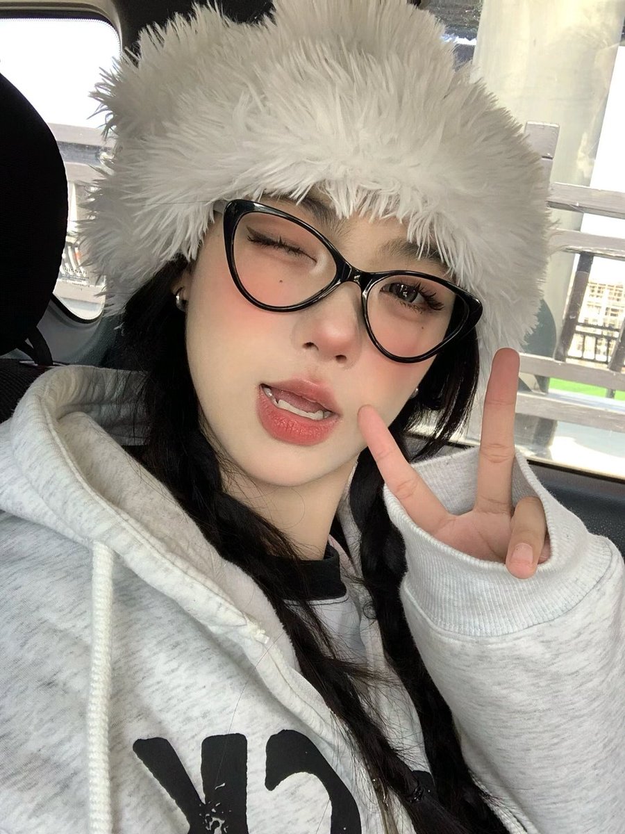 shoulde40036106's tweet photo. 好久没发自拍啦，今天是不是美美嘟 https://t.co/llUfTRf8Jp