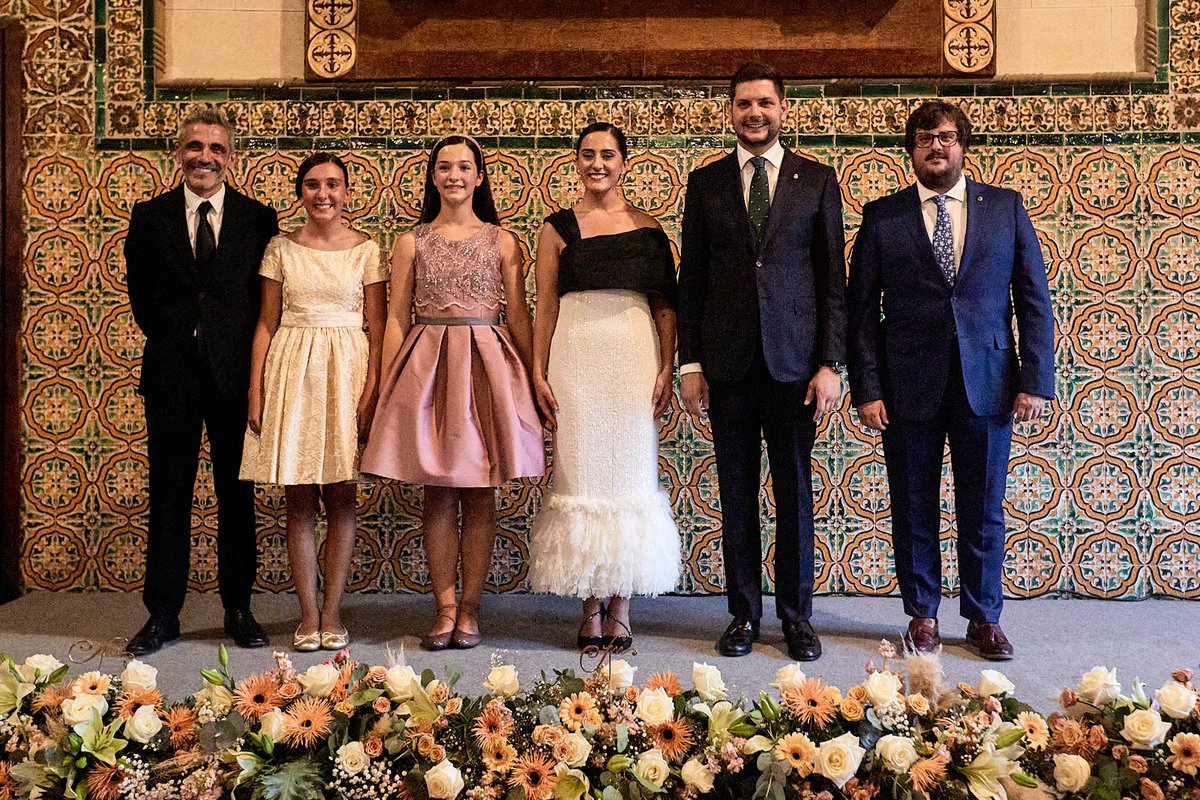 josemaprieto's tweet photo. Moltes emocions en l'acte en què Ariadna Apio ha acceptat ser la #FalleraMajor #Gandia 2025. 

La ciutat té la sort de tindre en ella a una gran ambaixadora d'esta festa que ens uneix i que tants bons moments ens fa viure. https://t.co/z4u7bTWoZS