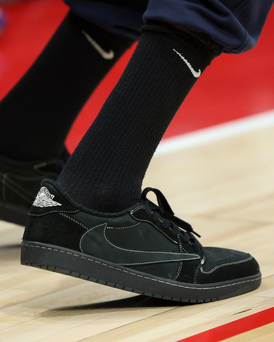 tenislinks's tweet photo. 🏀 Kevin Durant escolheu o Air Jordan 1 Low x Travis Scott “Black Phantom” para o pré jogo da seleção dos EUA. Teria coragem? https://t.co/BrkDLwzRAy