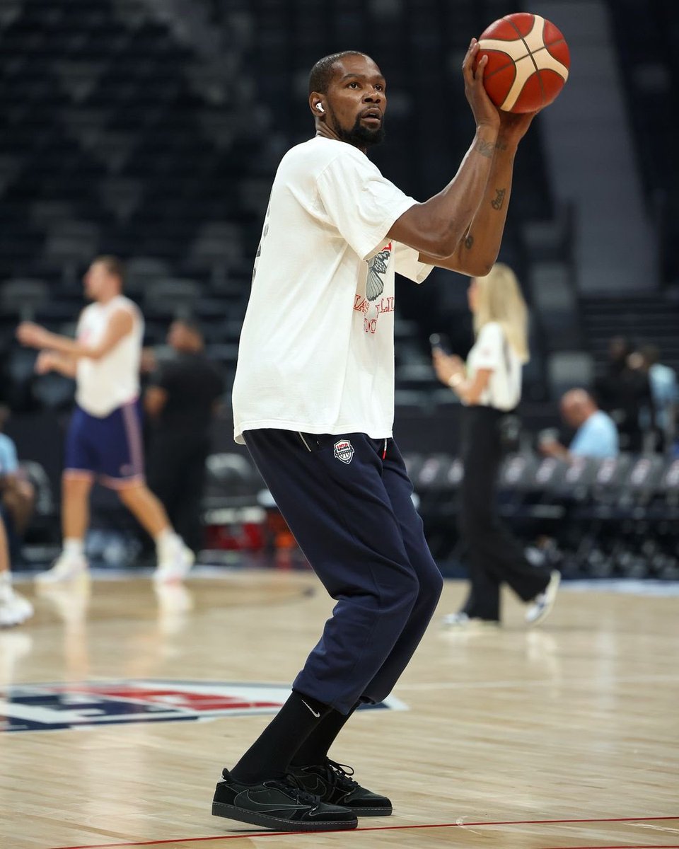 tenislinks's tweet photo. 🏀 Kevin Durant escolheu o Air Jordan 1 Low x Travis Scott “Black Phantom” para o pré jogo da seleção dos EUA. Teria coragem? https://t.co/BrkDLwzRAy