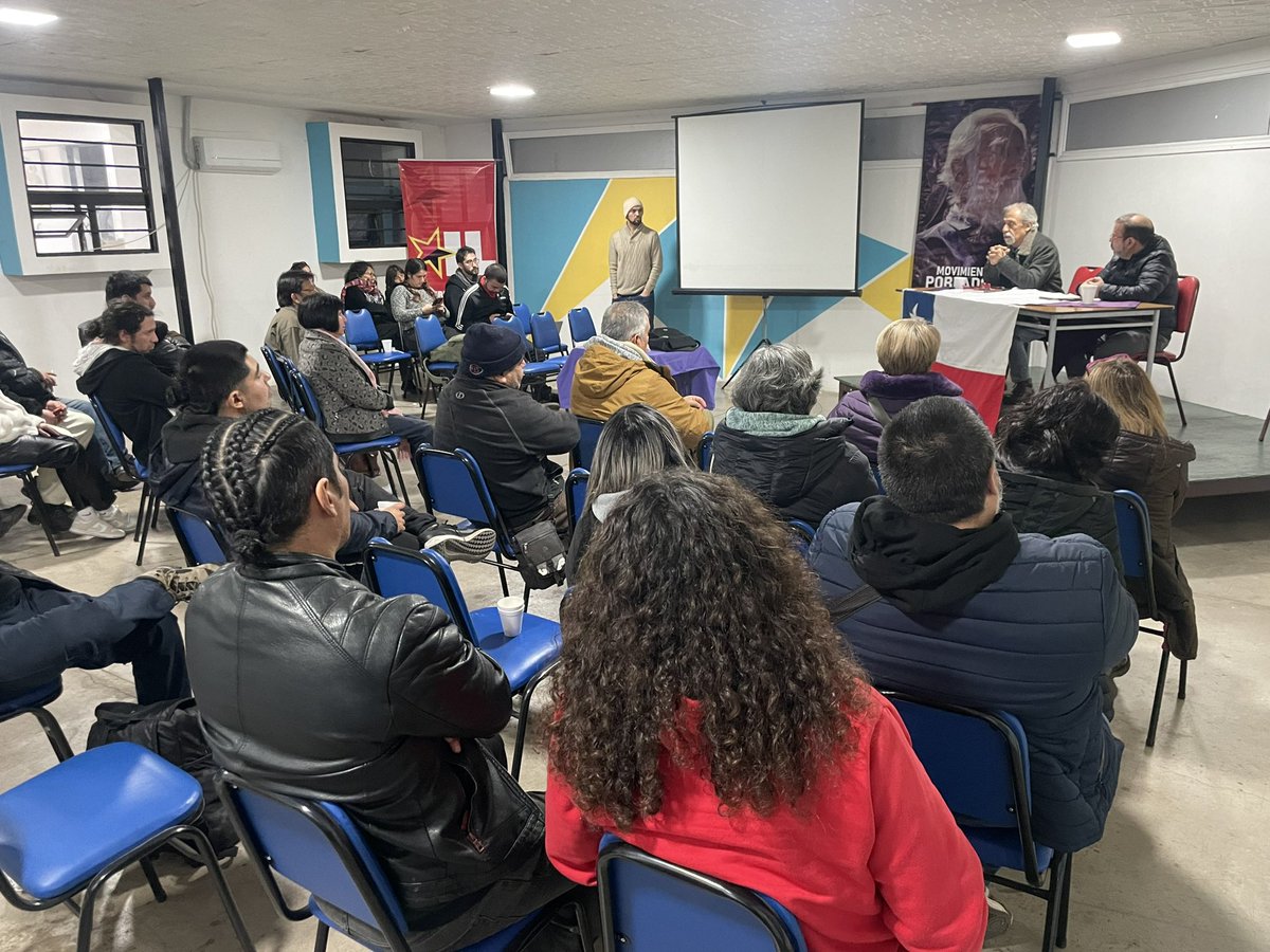 CNT_NOmasAFP's tweet photo. Fuerte interés de pobladores de Cerro Navia en discutir sobre cómo avanzar en la recuperación de los derechos fundamentales, especialmente el derecho la #SeguridadSocialParaChile 
La movilización social es fundamental y la autonomía del movimiento social, es la conclusión
#NOmasAFP