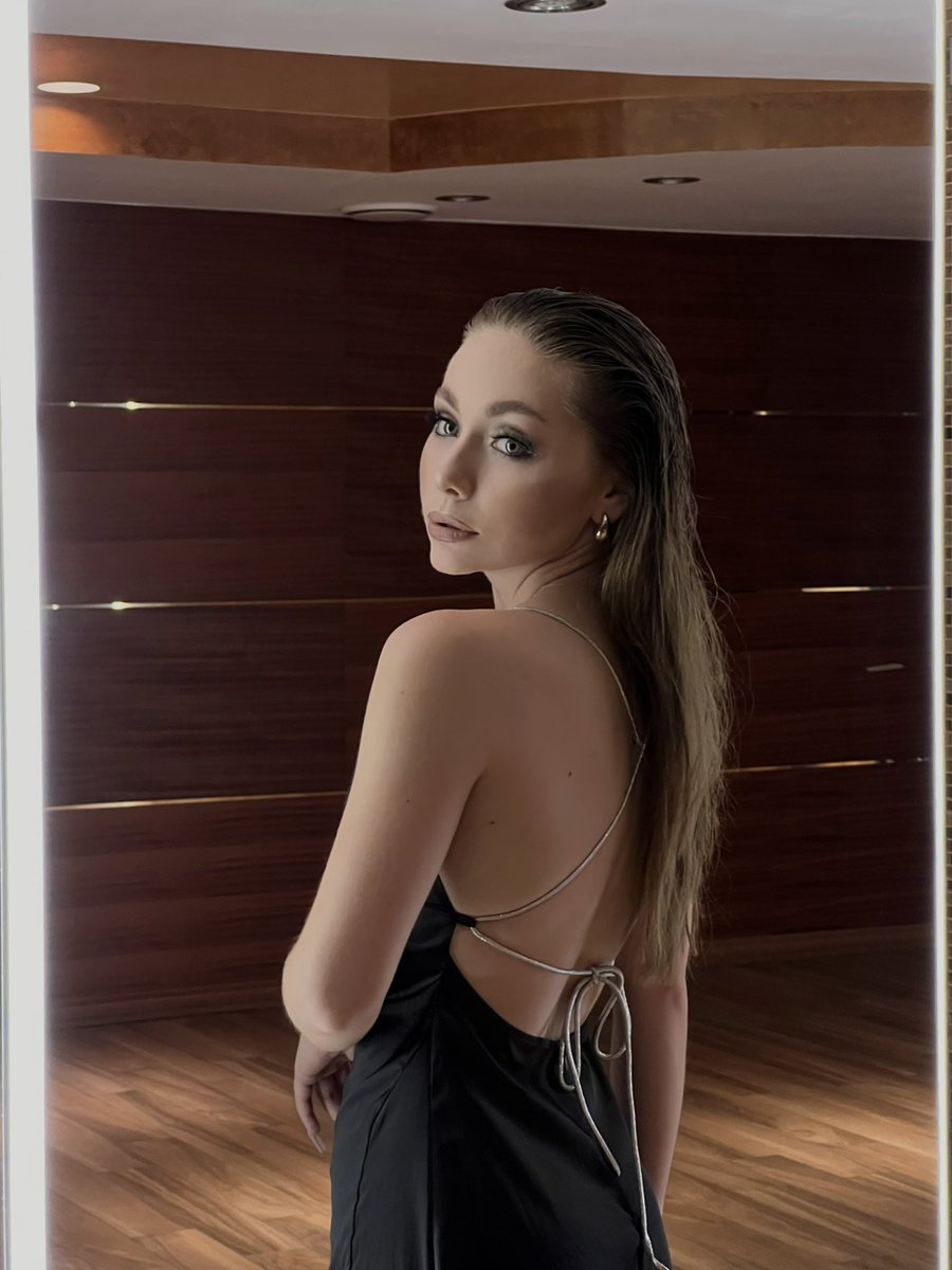 _maya_bee's tweet photo. Это я закончила институт с уверенностью, что в магу не пойду, но  что-то пошло не так и в один вечер я сижу с мыслью: «не, надо». Но я все же себя успокоила и убедила, что совмещать работу, кучу моих увлечений с учебой было не прикольно и повторять как-то не хочется https://t.co/QlIlldINm9