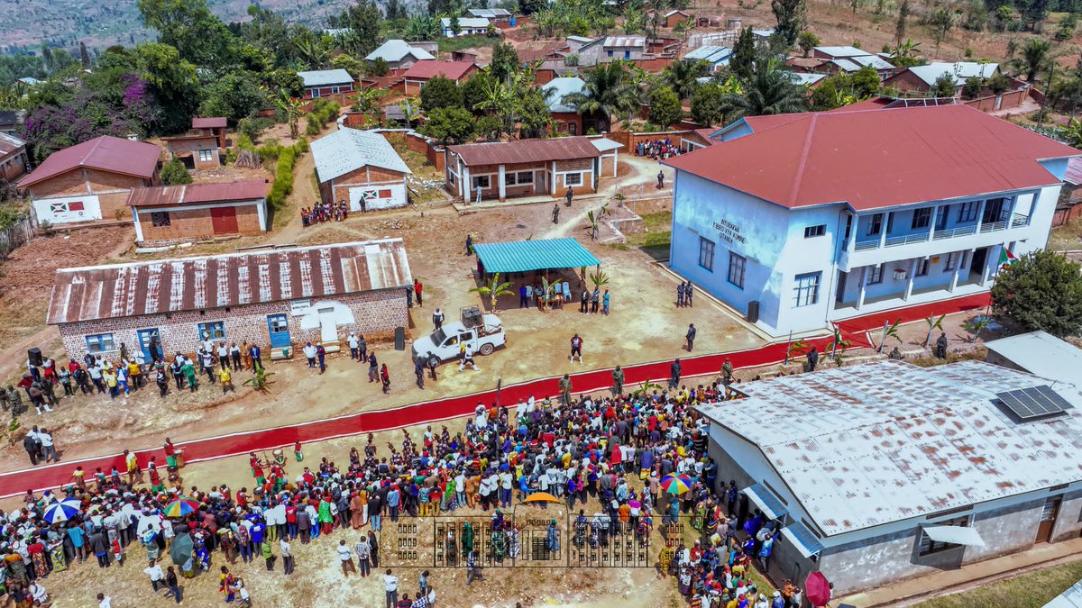 NtareHouse's tweet photo. @RutanaProvince @GeneralNeva Le Chef de l'Etat S.E @GeneralNeva a inauguré  le nouveau bâtiment abritant le bureau communal de Gitanga dans @RutanaProvince, construit par la population locale durant les travaux de développement communautaire, avec l'appui de l'ABUTIP et du projet PDLE https://t.co/IRFdSZPc3c