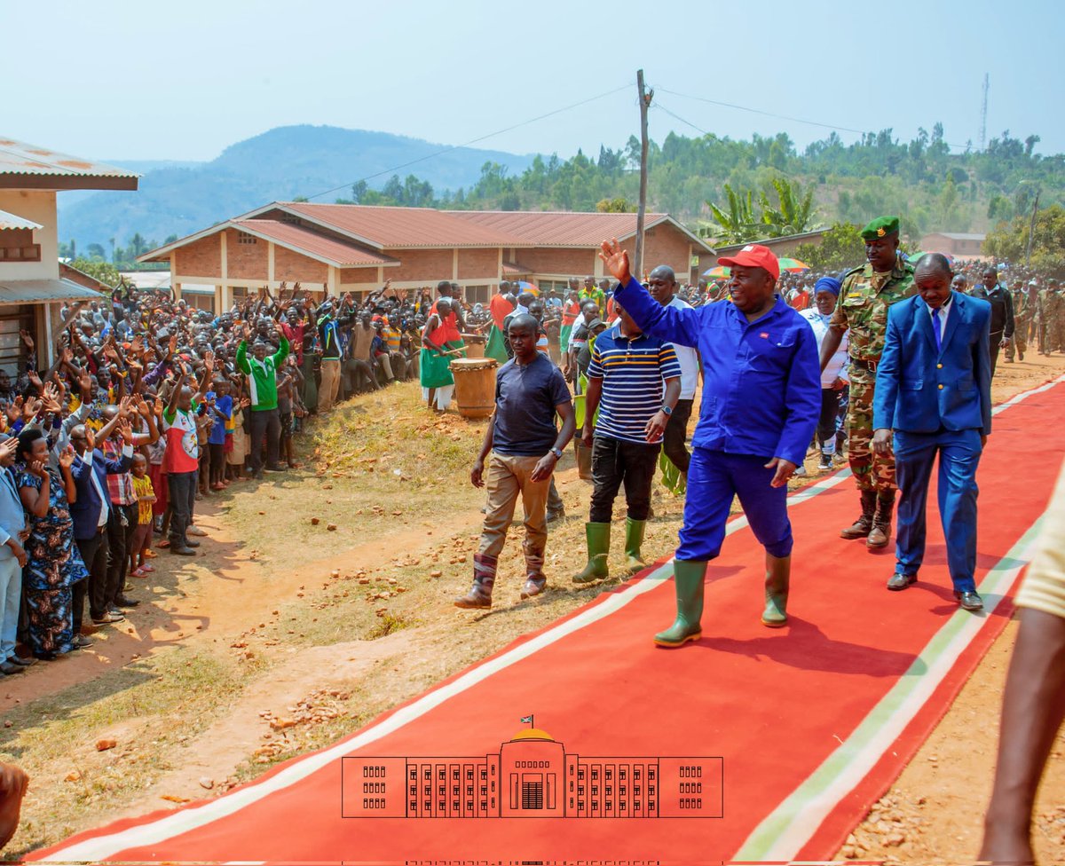NtareHouse's tweet photo. @RutanaProvince @GeneralNeva Le Chef de l'Etat S.E @GeneralNeva a inauguré  le nouveau bâtiment abritant le bureau communal de Gitanga dans @RutanaProvince, construit par la population locale durant les travaux de développement communautaire, avec l'appui de l'ABUTIP et du projet PDLE https://t.co/IRFdSZPc3c