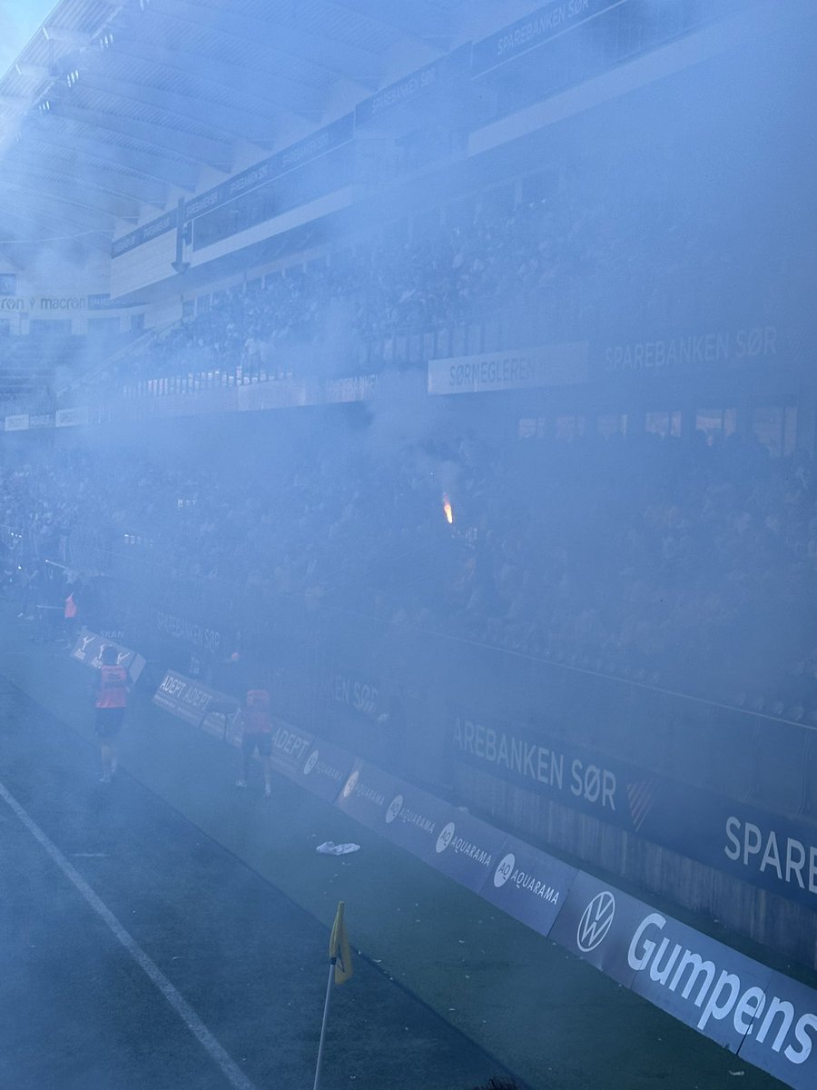 BoyeBuckingham's tweet photo. Fyring på @Langsia1905  hver kamp takk 💛🖤 https://t.co/i84Ru5npTO