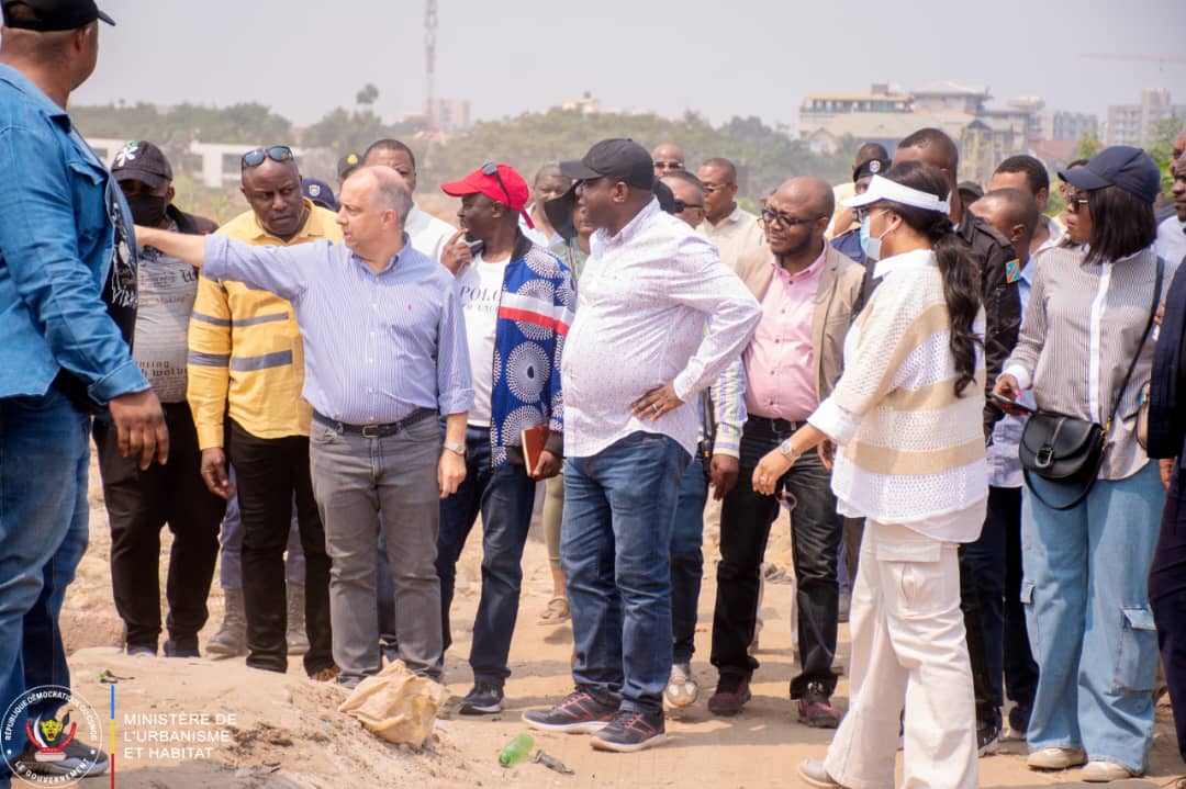 MudimbiThierry's tweet photo. Ce samedi 20 juillet, une tournée d'inspection inspection a été organisée à #Kinshasa par la Ministre d'Etat, Ministre des Affaires Foncières, #Acasia Bandubola @acaciaBandubol1, et le Ministre de l'Urbanisme et Habitat, Crispin #Mbadu Phanzu @CrispinMbadu. Accompagnés du Ministre des Ressources Hydrauliques @ted_lwamba , du Directeur Général de la Regideso et du Directeur de Cabinet du Gouverneur de la Ville @MutalaIsrael représentant le Gouverneur de la Ville empêché, ils ont visité cinq sites à problèmes pour évaluer la situation du respect des normes urbanistiques, notamment pour les constructions près du fleuve Congo et des cours d'eau.

Les sites inspectés étaient :

1. Baie de Ngaliema, Cfr. Concession Utexafrica, derriere GG-MARKT et le site Obwira,
2. Devant le Cercle Hippique,
3. L'usine de captage de la Regideso, site de la Baie de Ngaliema,
4. Le lotissement construit à Kintambo hôpital,
5. Espace en face du Stade des Martyrs

Lors de cette inspection, il a été révélé que de nombreuses constructions ne respectaient pas les normes. Cette situation soulève des inquiétudes majeures concernant la sécurité et l'impact environnemental dans ces zones.

Avec toutes ces irrégularités constatées, les ministres vont prendre des mesures coercitives pour garantir la conformité aux normes urbanistiques et protéger les infrastructures urbaines de Kinshasa.

Excellence Crispin Mbadu Phanzu a déclaré que des inspections hebdomadaires seront organisées pour évaluer les dégâts et autres désordres. Il a souligné le fait que, malgré des avis négatifs émis, des constructeurs anarchiques continuent. 

"Des mesures appropriées seront prises pour que l'État reprenne ses droits car plus rien ne sera comme avant dans le secteur de L'URBANISME et HABITAT," a-t-il affirmé. 

Il est désormais exigé que toutes les constructions affichent leurs autorisations de construire devant les chantiers. Dans les jours à venir, des inspecteurs visiteront les chantiers pour vérifier les autorisations de bâtir.
 
"Plus rien ne sera comme avant" a conclu le Ministre de l'Urbanisme et Habitat, déterminé à renforcer la réglementation dans son secteur.

CellCom Ministère de l'Urbanisme et Habitat