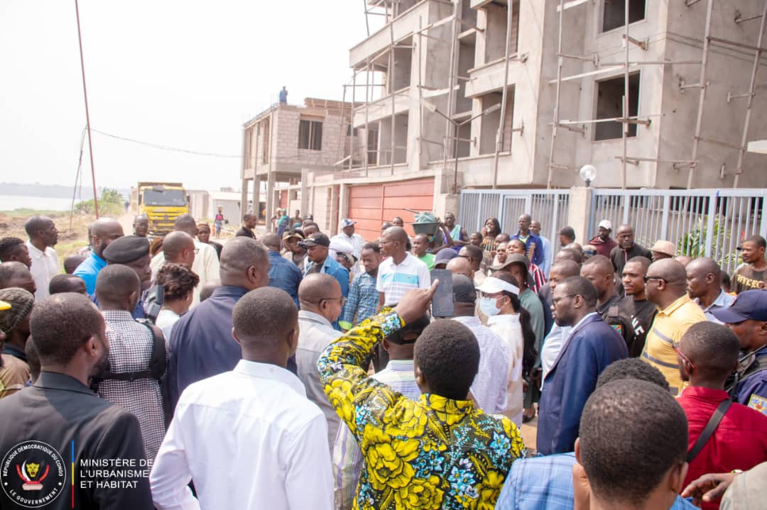 MudimbiThierry's tweet photo. Ce samedi 20 juillet, une tournée d'inspection inspection a été organisée à #Kinshasa par la Ministre d'Etat, Ministre des Affaires Foncières, #Acasia Bandubola @acaciaBandubol1, et le Ministre de l'Urbanisme et Habitat, Crispin #Mbadu Phanzu @CrispinMbadu. Accompagnés du Ministre des Ressources Hydrauliques @ted_lwamba , du Directeur Général de la Regideso et du Directeur de Cabinet du Gouverneur de la Ville @MutalaIsrael représentant le Gouverneur de la Ville empêché, ils ont visité cinq sites à problèmes pour évaluer la situation du respect des normes urbanistiques, notamment pour les constructions près du fleuve Congo et des cours d'eau.

Les sites inspectés étaient :

1. Baie de Ngaliema, Cfr. Concession Utexafrica, derriere GG-MARKT et le site Obwira,
2. Devant le Cercle Hippique,
3. L'usine de captage de la Regideso, site de la Baie de Ngaliema,
4. Le lotissement construit à Kintambo hôpital,
5. Espace en face du Stade des Martyrs

Lors de cette inspection, il a été révélé que de nombreuses constructions ne respectaient pas les normes. Cette situation soulève des inquiétudes majeures concernant la sécurité et l'impact environnemental dans ces zones.

Avec toutes ces irrégularités constatées, les ministres vont prendre des mesures coercitives pour garantir la conformité aux normes urbanistiques et protéger les infrastructures urbaines de Kinshasa.

Excellence Crispin Mbadu Phanzu a déclaré que des inspections hebdomadaires seront organisées pour évaluer les dégâts et autres désordres. Il a souligné le fait que, malgré des avis négatifs émis, des constructeurs anarchiques continuent. 

"Des mesures appropriées seront prises pour que l'État reprenne ses droits car plus rien ne sera comme avant dans le secteur de L'URBANISME et HABITAT," a-t-il affirmé. 

Il est désormais exigé que toutes les constructions affichent leurs autorisations de construire devant les chantiers. Dans les jours à venir, des inspecteurs visiteront les chantiers pour vérifier les autorisations de bâtir.
 
"Plus rien ne sera comme avant" a conclu le Ministre de l'Urbanisme et Habitat, déterminé à renforcer la réglementation dans son secteur.

CellCom Ministère de l'Urbanisme et Habitat