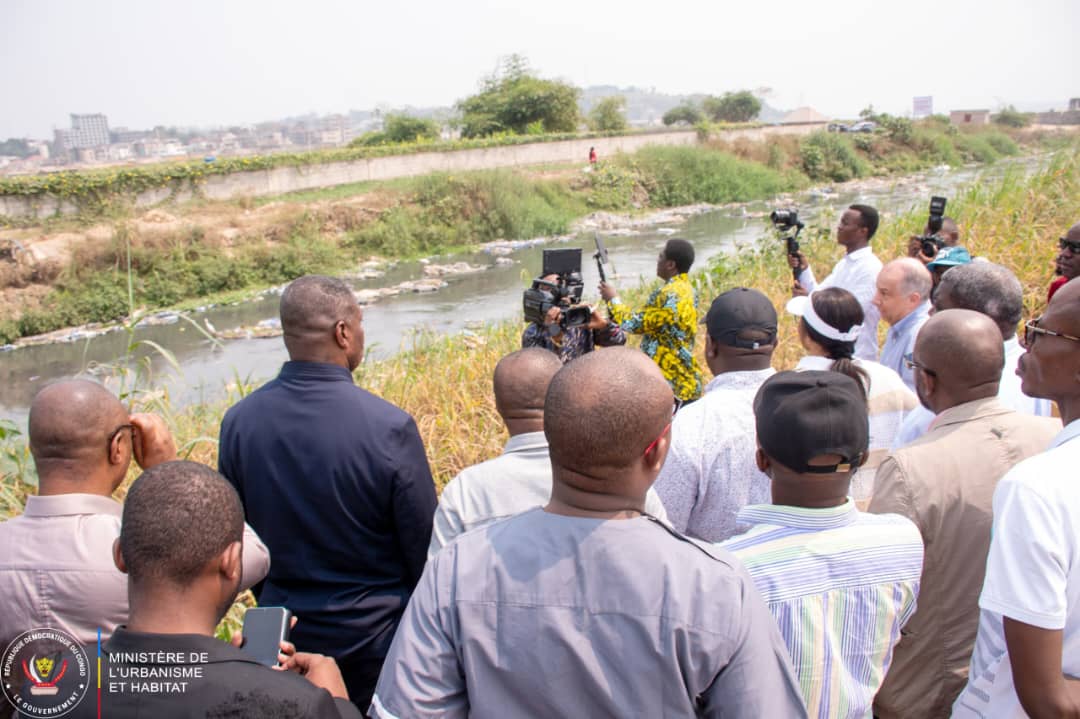 MudimbiThierry's tweet photo. Ce samedi 20 juillet, une tournée d'inspection inspection a été organisée à #Kinshasa par la Ministre d'Etat, Ministre des Affaires Foncières, #Acasia Bandubola @acaciaBandubol1, et le Ministre de l'Urbanisme et Habitat, Crispin #Mbadu Phanzu @CrispinMbadu. Accompagnés du Ministre des Ressources Hydrauliques @ted_lwamba , du Directeur Général de la Regideso et du Directeur de Cabinet du Gouverneur de la Ville @MutalaIsrael représentant le Gouverneur de la Ville empêché, ils ont visité cinq sites à problèmes pour évaluer la situation du respect des normes urbanistiques, notamment pour les constructions près du fleuve Congo et des cours d'eau.

Les sites inspectés étaient :

1. Baie de Ngaliema, Cfr. Concession Utexafrica, derriere GG-MARKT et le site Obwira,
2. Devant le Cercle Hippique,
3. L'usine de captage de la Regideso, site de la Baie de Ngaliema,
4. Le lotissement construit à Kintambo hôpital,
5. Espace en face du Stade des Martyrs

Lors de cette inspection, il a été révélé que de nombreuses constructions ne respectaient pas les normes. Cette situation soulève des inquiétudes majeures concernant la sécurité et l'impact environnemental dans ces zones.

Avec toutes ces irrégularités constatées, les ministres vont prendre des mesures coercitives pour garantir la conformité aux normes urbanistiques et protéger les infrastructures urbaines de Kinshasa.

Excellence Crispin Mbadu Phanzu a déclaré que des inspections hebdomadaires seront organisées pour évaluer les dégâts et autres désordres. Il a souligné le fait que, malgré des avis négatifs émis, des constructeurs anarchiques continuent. 

"Des mesures appropriées seront prises pour que l'État reprenne ses droits car plus rien ne sera comme avant dans le secteur de L'URBANISME et HABITAT," a-t-il affirmé. 

Il est désormais exigé que toutes les constructions affichent leurs autorisations de construire devant les chantiers. Dans les jours à venir, des inspecteurs visiteront les chantiers pour vérifier les autorisations de bâtir.
 
"Plus rien ne sera comme avant" a conclu le Ministre de l'Urbanisme et Habitat, déterminé à renforcer la réglementation dans son secteur.

CellCom Ministère de l'Urbanisme et Habitat